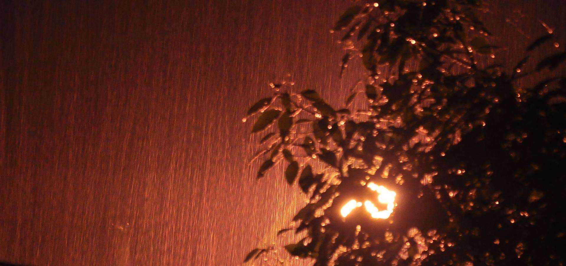 下雨的夏天的夜晚图片