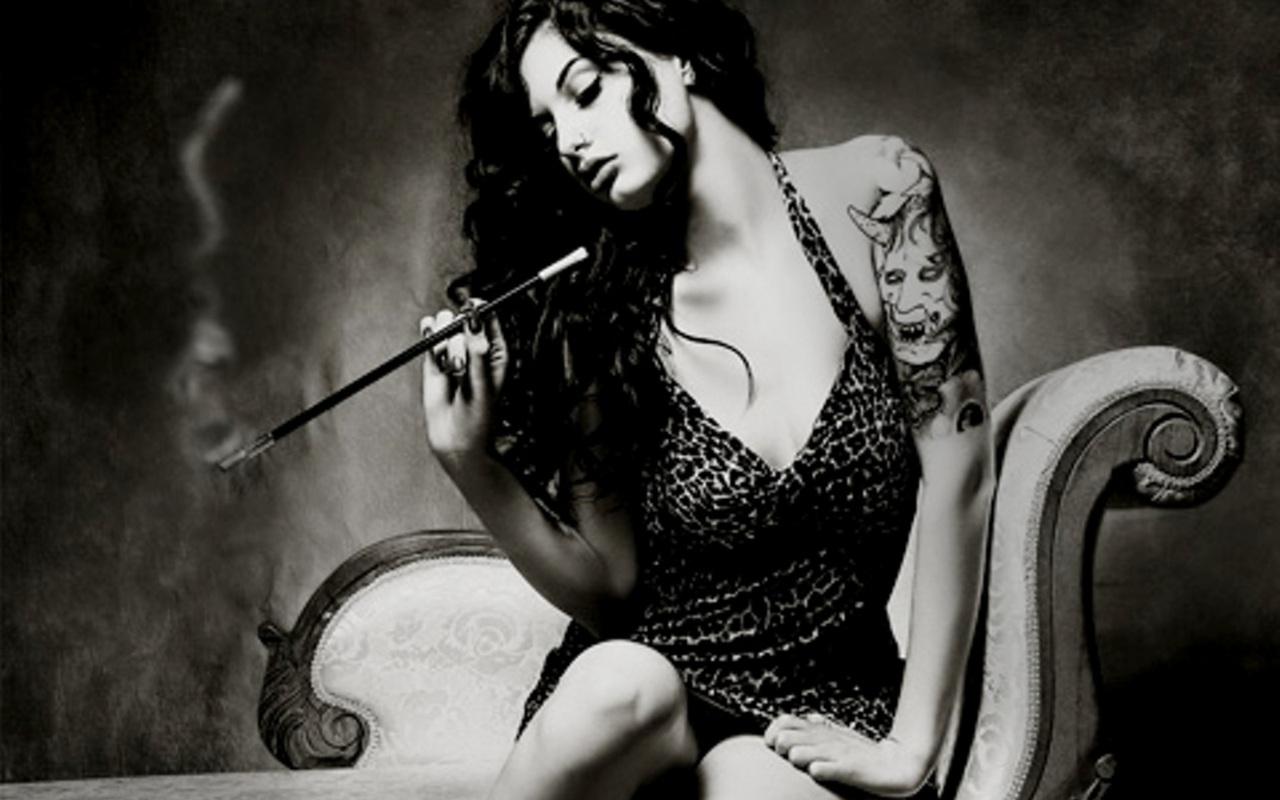 抽烟纹身社会女图片