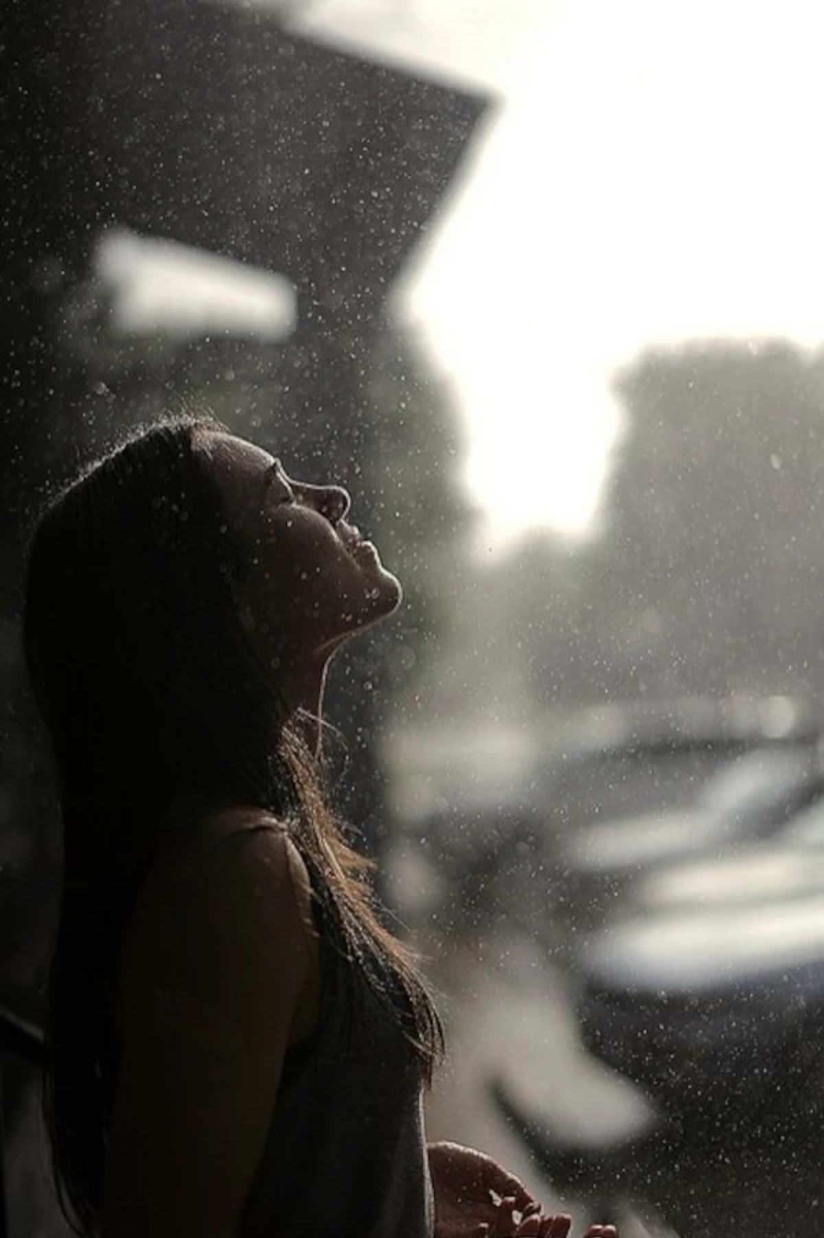 女子倚窗看雨伤感图片,一个人淋雨的凄美图片 - 伤感说说吧