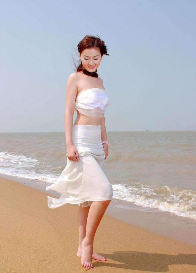 女人阳光海滩图片