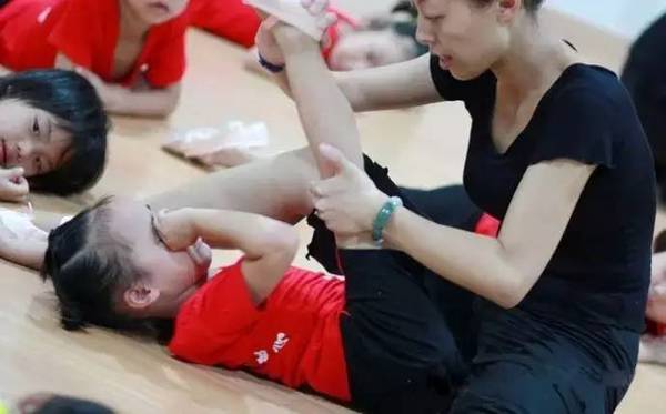 舞蹈学员压腿疼哭视频 被老师压腿哭了小视频 第一次压腿疼哭视频