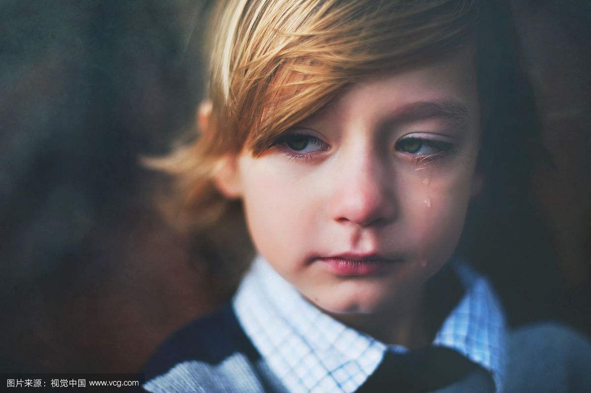 一个人伤心流泪的图片