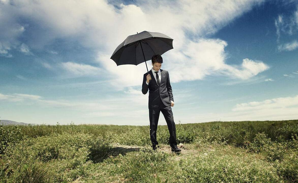 男人撑伞背影图片