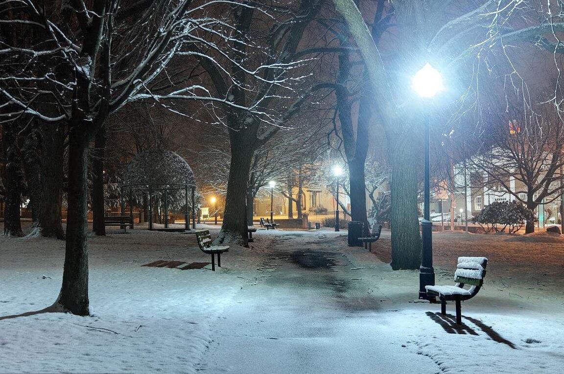 一个人走夜路的图片冬天