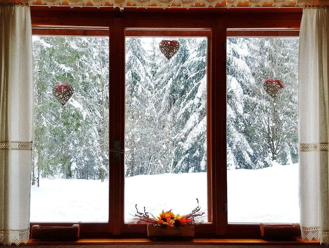 窗外飘雪的图片