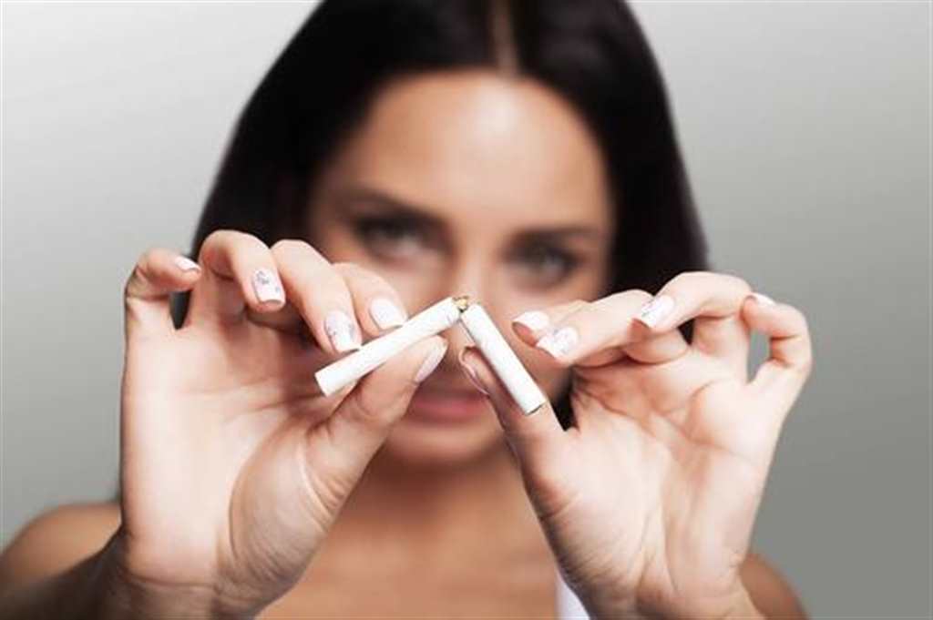 女人抽烟流泪的照片_孤独一个人抽烟伤感图片