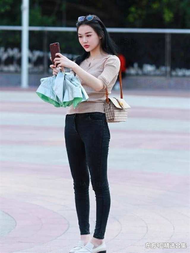 街拍:气质小姐姐牛仔裤搭配尽显轻熟女范儿