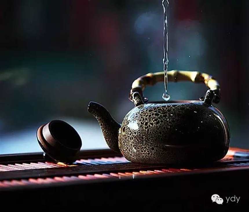 在又苦又甜的茶里,可以领悟到生活的本质和哲理.