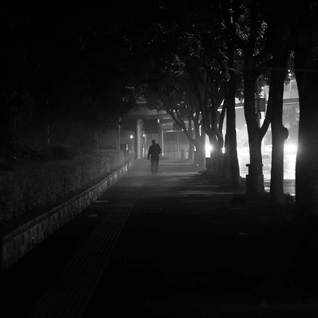 下雨的深夜空荡的街道孤独的夜归人.