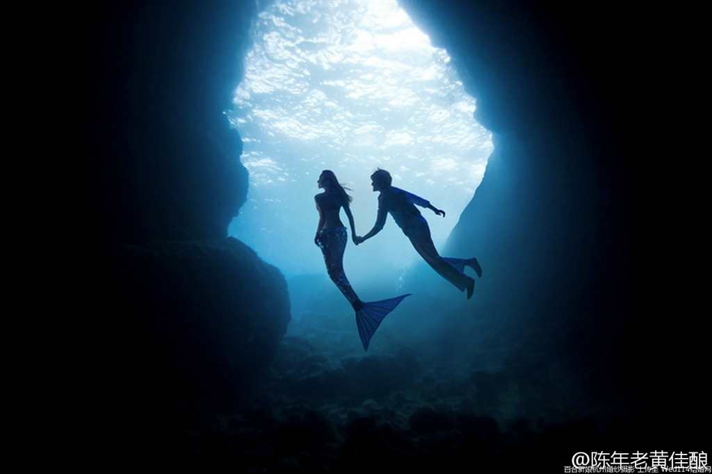 很宁静,蔚蓝的海面一望无垠,相爱的两个人从此面朝大海