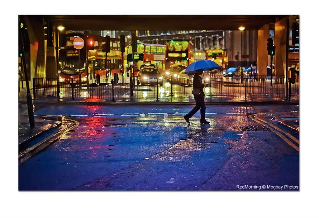 下雨天一个人雨中意境撑伞图片
