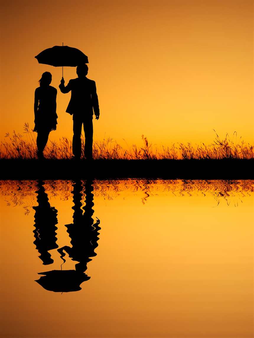 情侣雨中打伞背影图