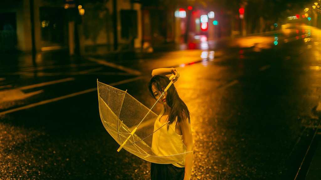 > 伤感雨中撑伞女孩唯美