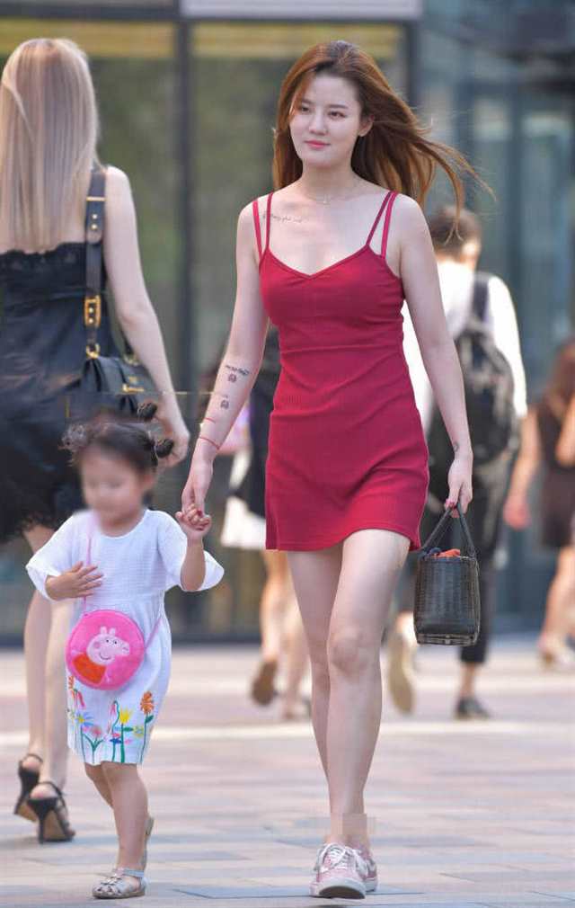 32岁纹身少妇身穿红色吊带超短裙