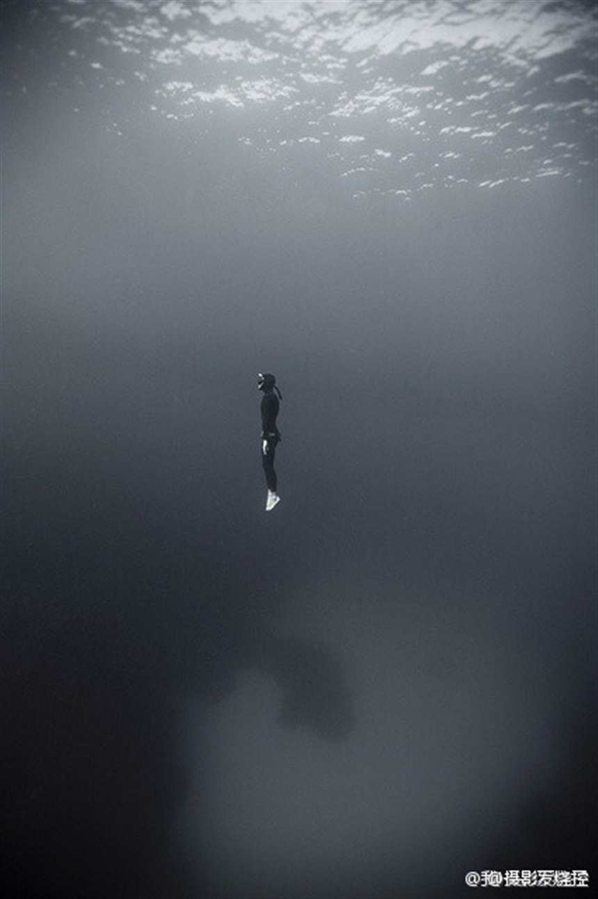 一个人在十米深的海中,被寂静包围,被孤独吞噬.#伤感#抽象#湖水