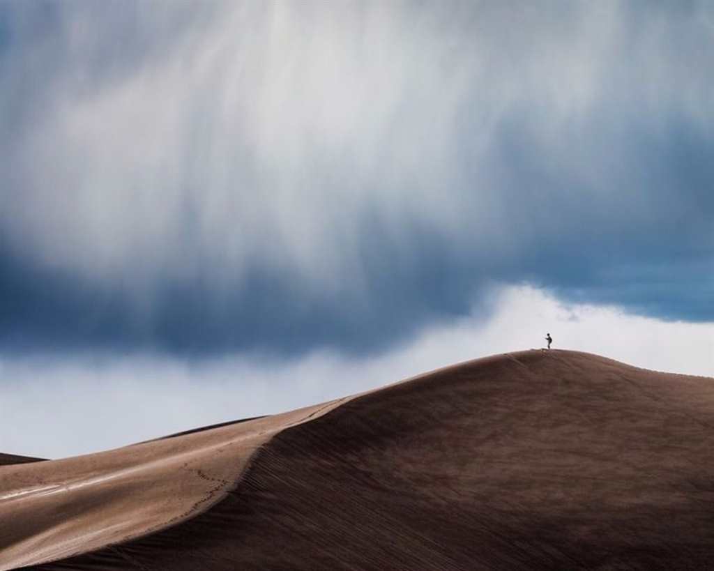 荒凉的大漠中,苍鹰划破寂静的天空,孤独的越飞越高#天空#风景