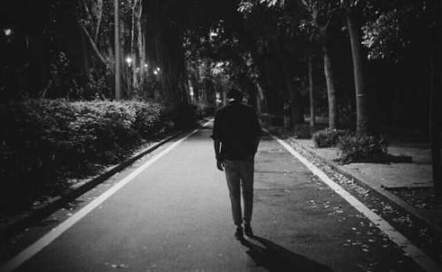 一个人孤独的背影的图片颜色只有黑白#男生#夜晚#街拍#背影
