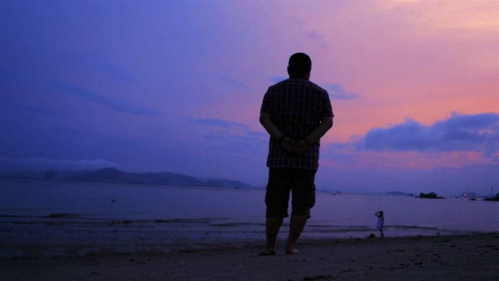 一个人的厦门,一个人的鼓浪屿#男人#背影#海边#黄昏