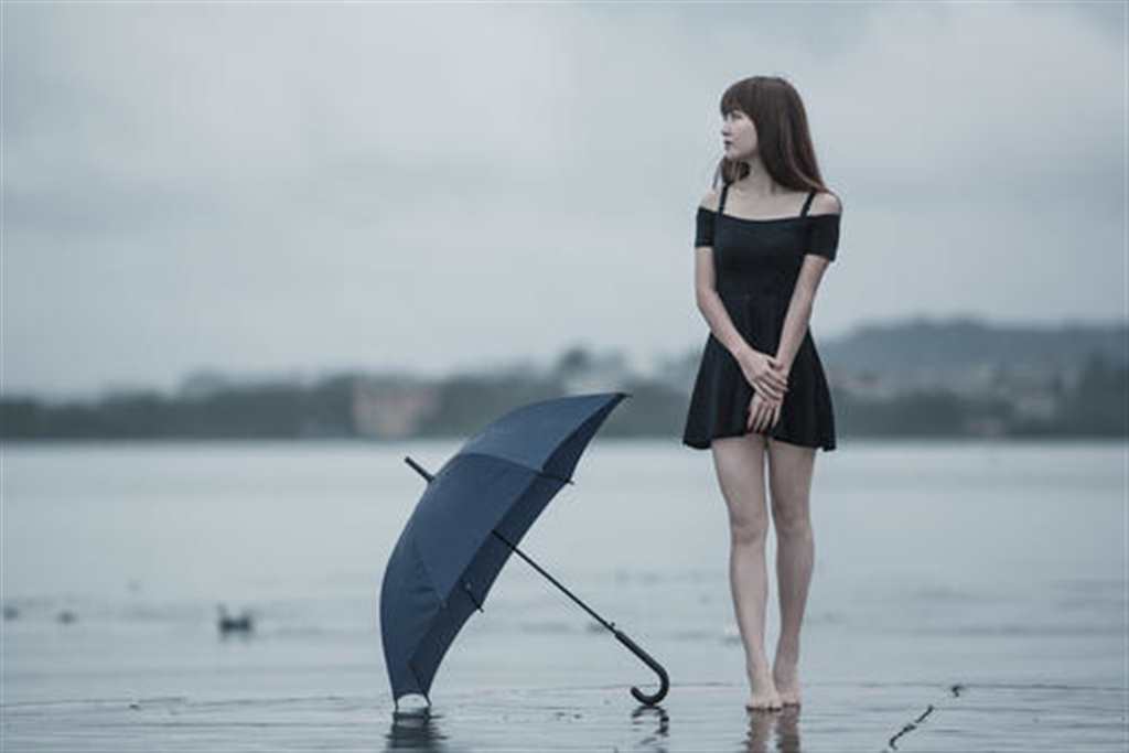 一个人,静静的#女生#美女#雨伞#户外