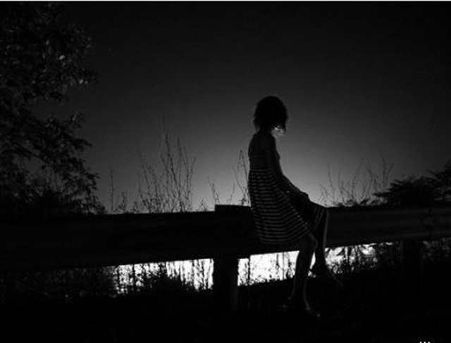 一个人的图片安静#黑白#女人#女生#夜晚#户外