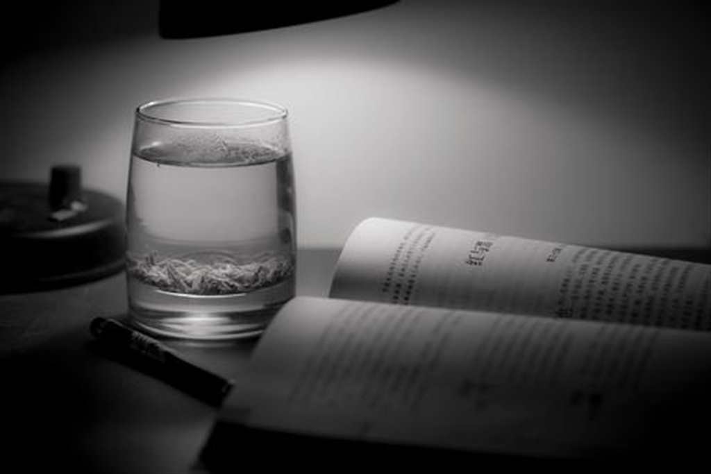 一个人的图片安静#杯子#黑白