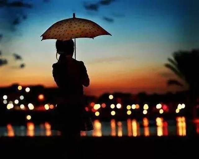 一个人,一座城,一生的牵挂#女生#女人#背影#雨伞