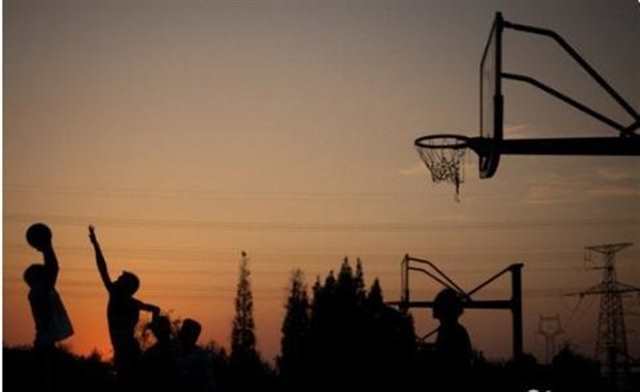 打篮球的背影#背影#黄昏