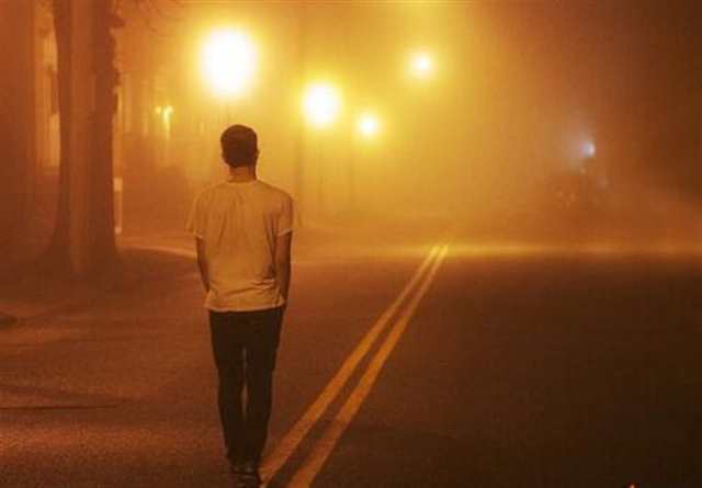 一个人走在回家的路上灯光很暗图片#男生#背影#街拍