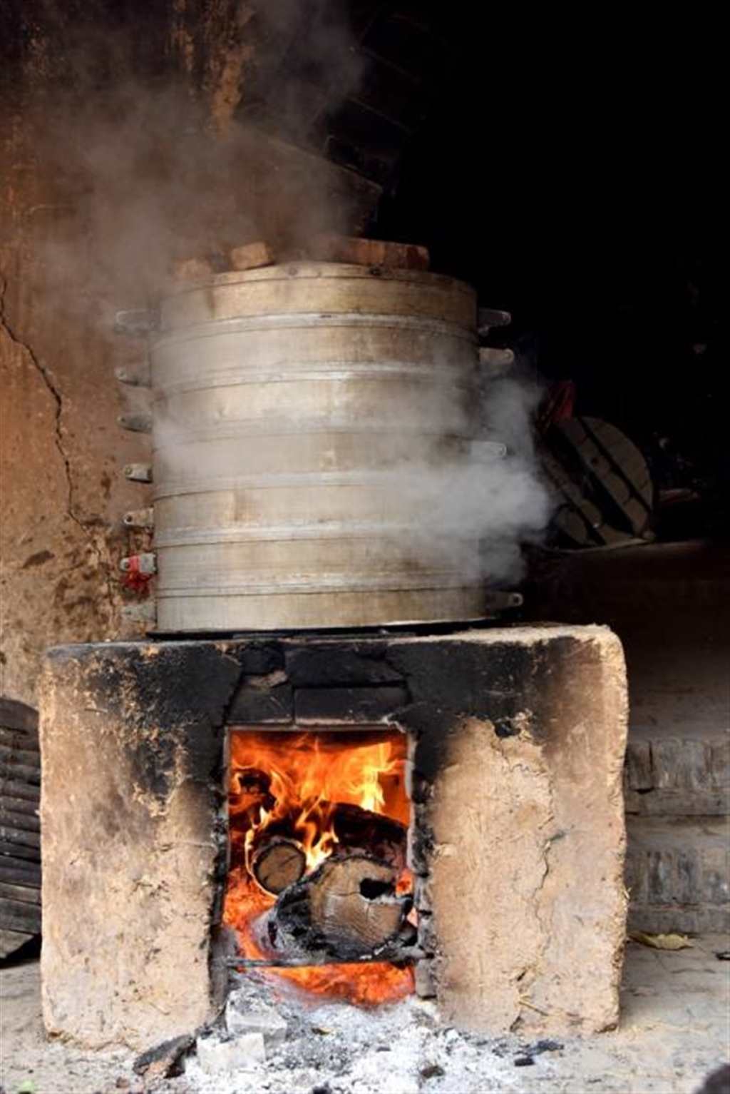 农村妈妈烧火做饭的图片
