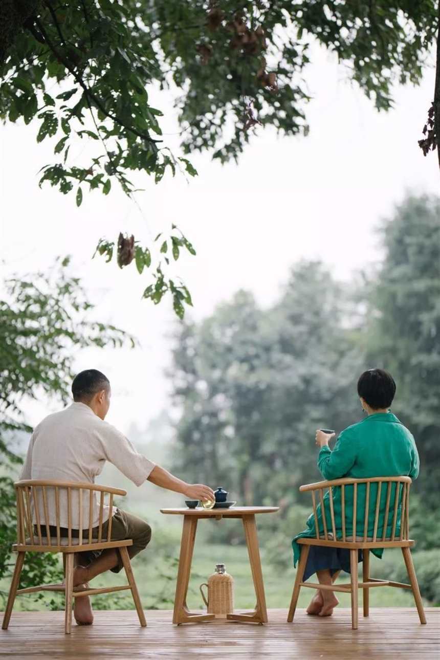 夏天的时候,坐在树下木台上乘凉#喝茶#背影#唯美#风景