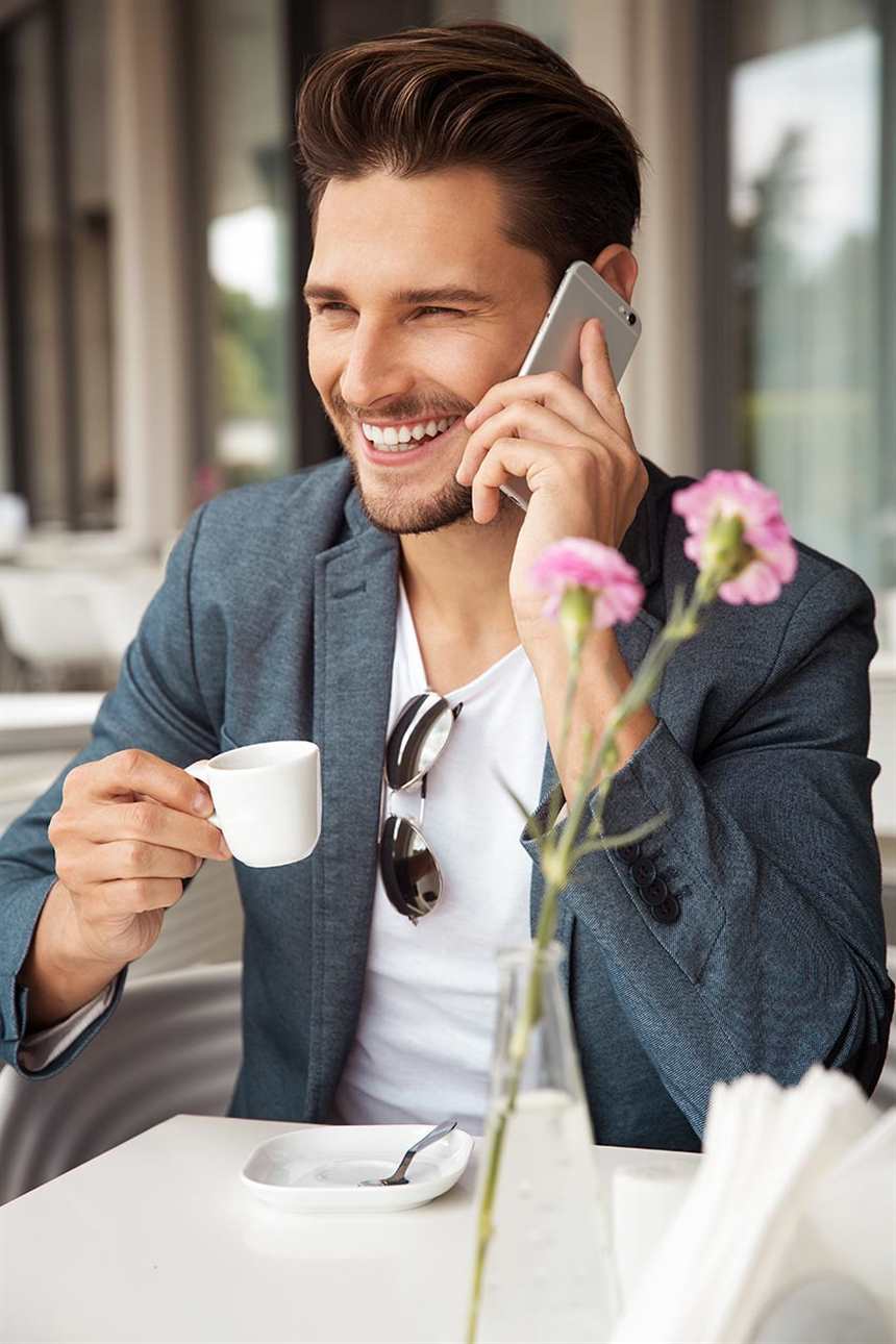 喝着咖啡开心打电话的帅哥#男生#男人
