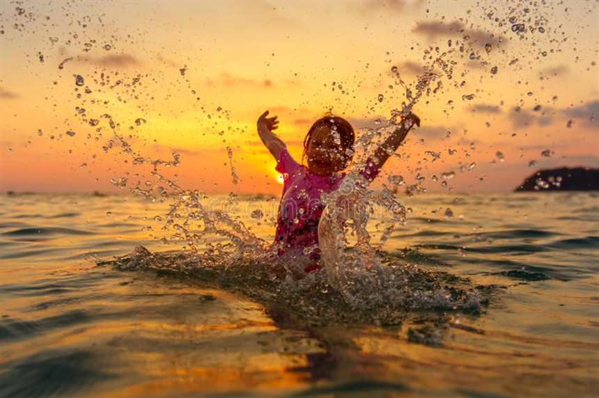 享受假日海滩假期的愉快的小女孩#海边#夕阳#唯美