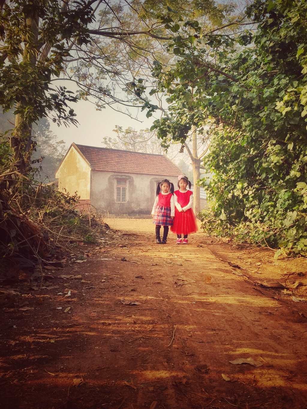 期待新年的农村女孩儿们,穿着红色的新衣,站在村口等待#小孩#乡村