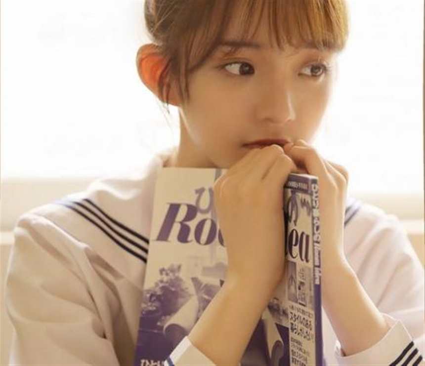 刘海瑞看见苏晴迷人的容貌，她跨坐在他的硕大上摇动