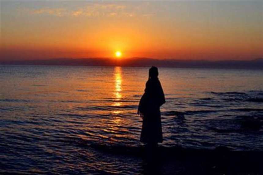 思念一个人,不必天天见, 在一个人的时候,总会想念过往的时惫 .#女生#夕阳#湖水#背影