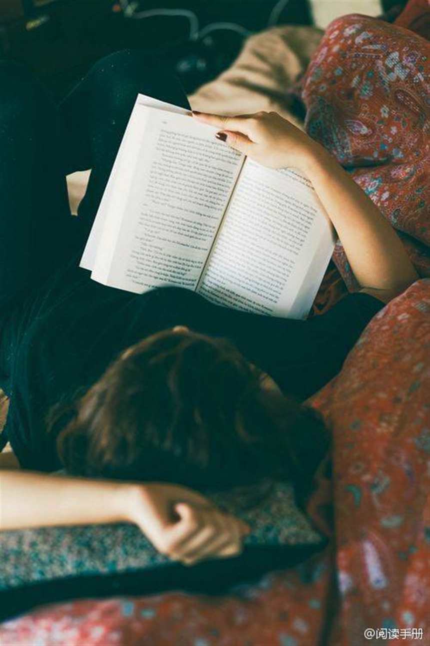 一个人,这样慵懒地躺在沙发上看看书是最好不过的消磨时间的方法了