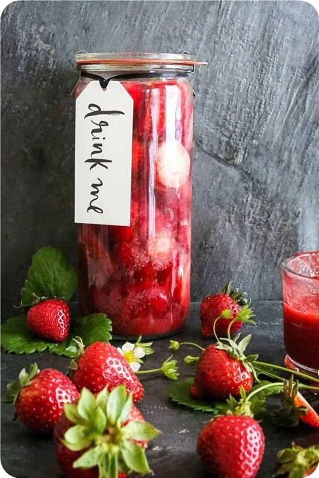 生活是一边拿刀反反复复的捅你，一边责备你