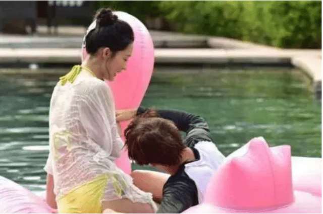 魏大勋随手扯开李沁罩衫 让他热度大增。