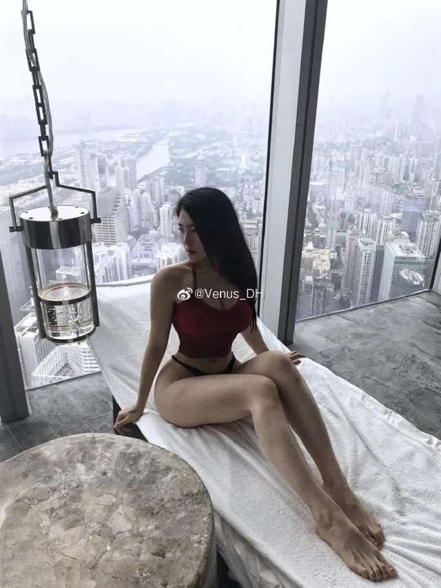 国产翘臀女郎cos腿边的开衩直接拉到腰际的“不知火舞”