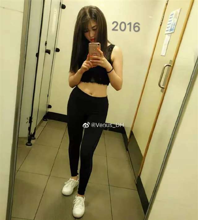 国产翘臀女郎cos腿边的开衩直接拉到腰际的“不知火舞”