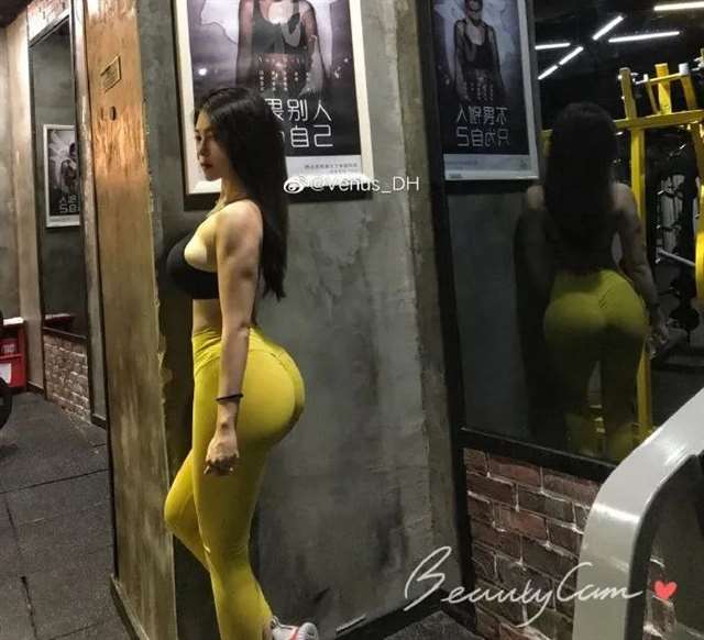 国产翘臀女郎cos腿边的开衩直接拉到腰际的“不知火舞”