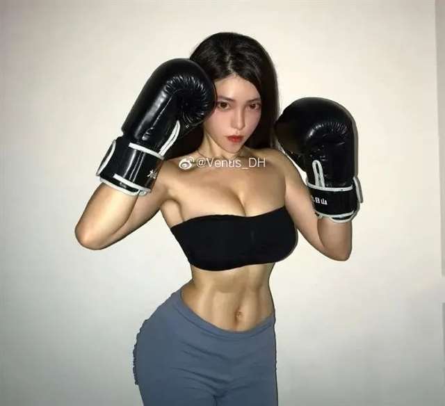 国产翘臀女郎cos腿边的开衩直接拉到腰际的“不知火舞”