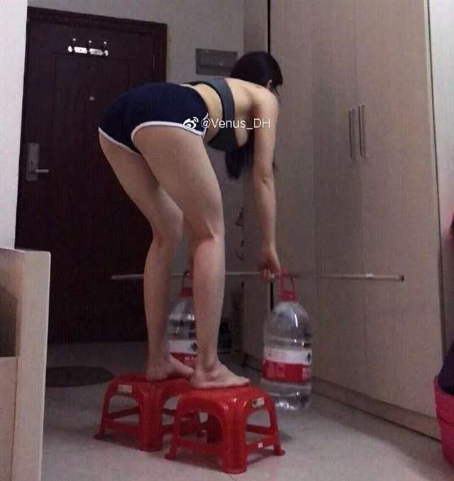 国产翘臀女郎cos腿边的开衩直接拉到腰际的“不知火舞”