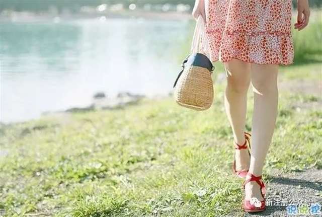  女生发自拍的配文独特有趣