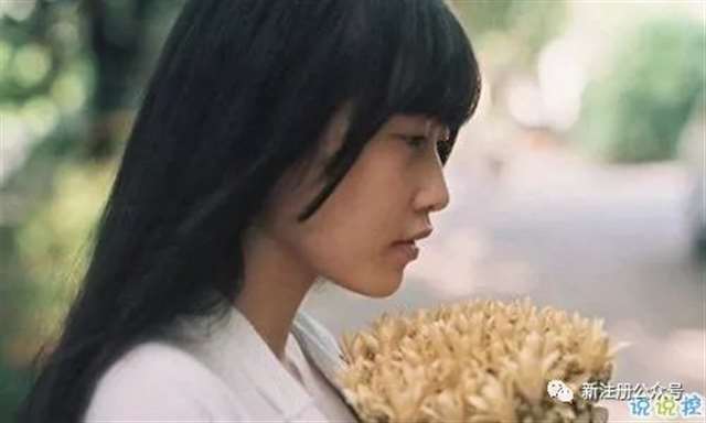  女生发自拍的配文独特有趣