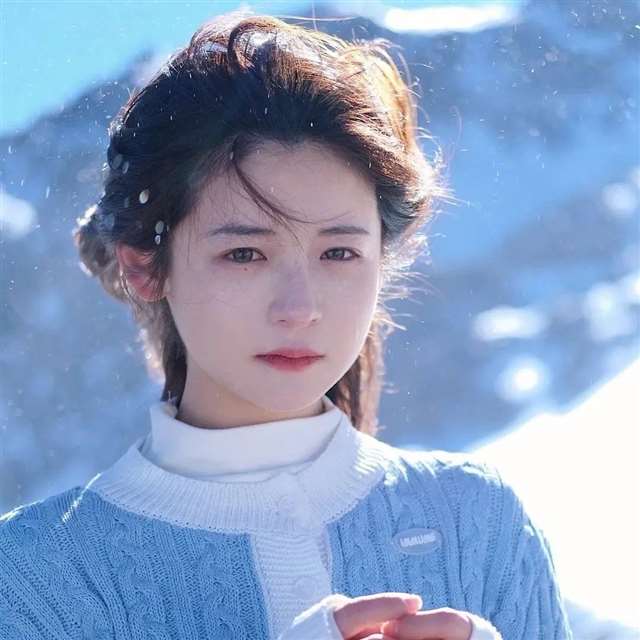 一看就让人心疼的伤感真人女头像