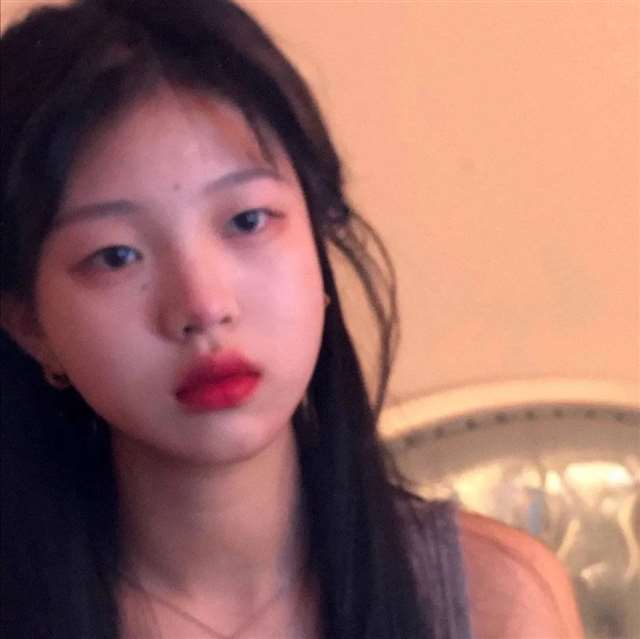 一看就让人心疼的伤感真人女头像