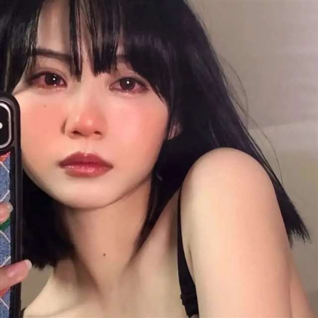 一看就让人心疼的伤感真人女头像