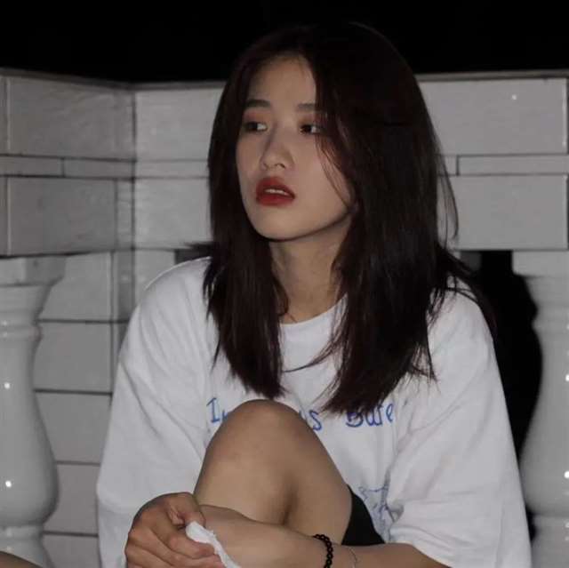 一看就让人心疼的伤感真人女头像