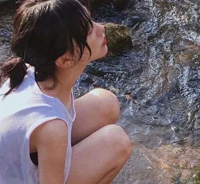 一看就让人心疼的伤感真人女头像